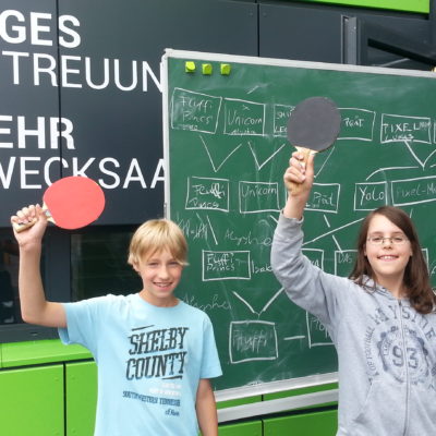 Schüler mit Tischtennis-Schläger