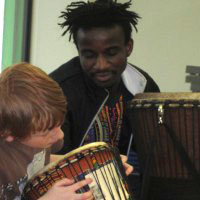 Trommelworkshop mit Sally aus Ghana